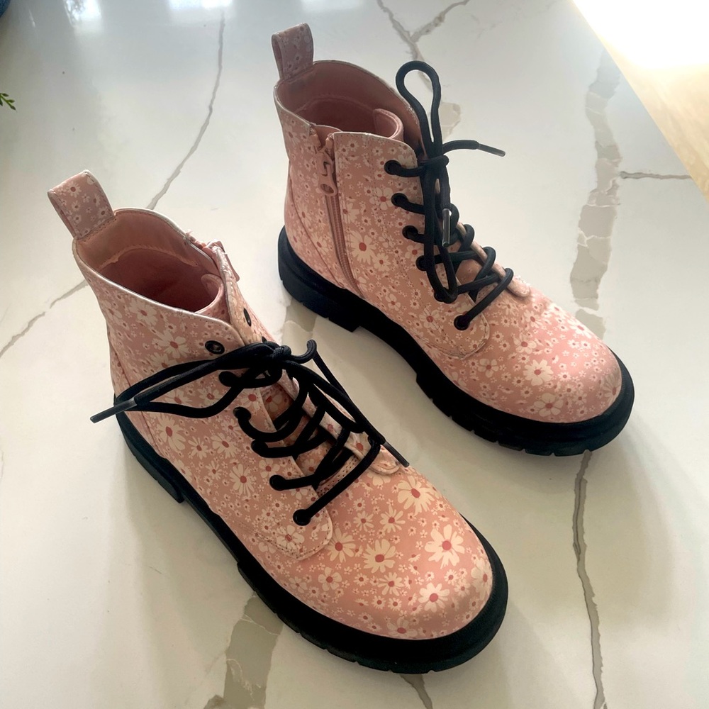 Girls pink flower boots - size 4